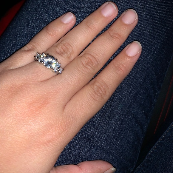 Meet your Posher, Julia - Picture 1 of 1